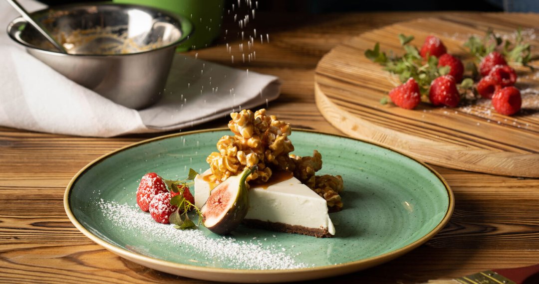 elegancki kawałek sernika – deser dnia, idealne zwieńczenie pysznego lunchu.