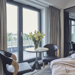 świeże kwiaty w pięknym pokoju krakowskiego butikowego hotelu