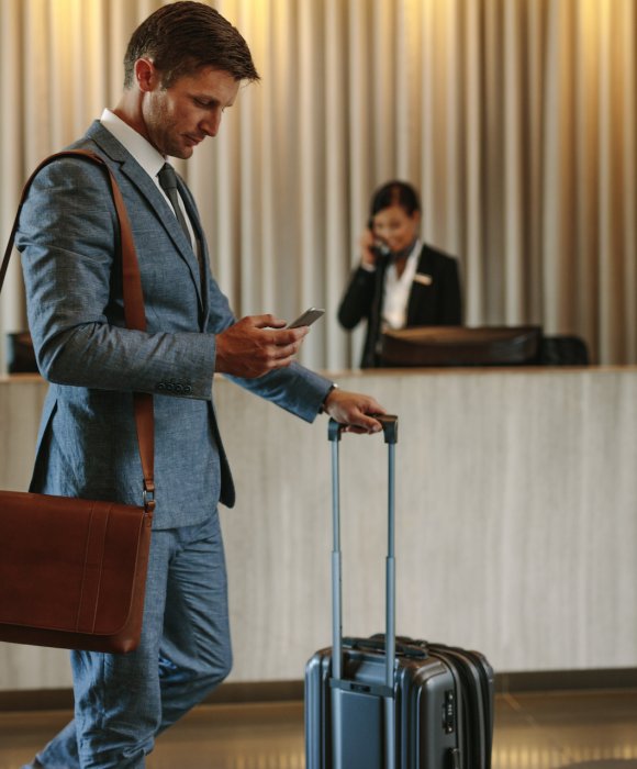 gość w recepcji hotelu