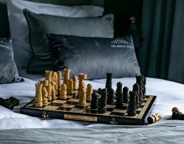 Figury szachowe z pracowni Benekczy na łóżku