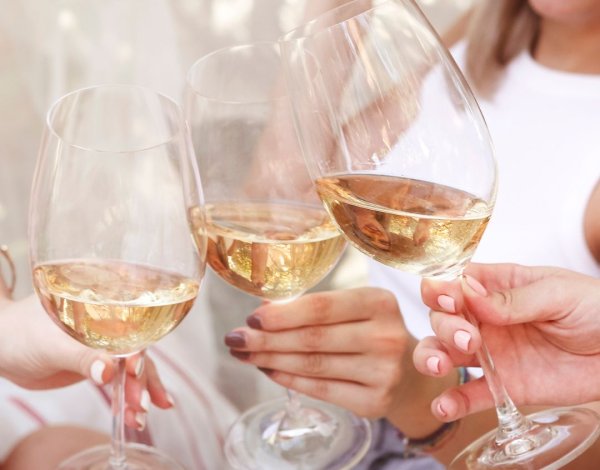 Grupa kobiet wznosząca toast prosecco podczas wydarzenia