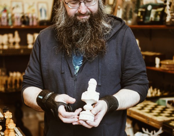 rzemieślnik w pracowni 