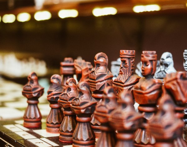 Precyzyjnie wykonane figury szachowe