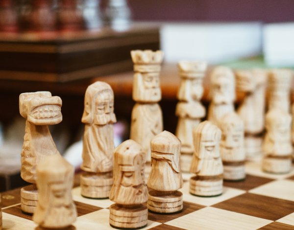 Wysokiej jakości figury szachowe, ręcznie robione