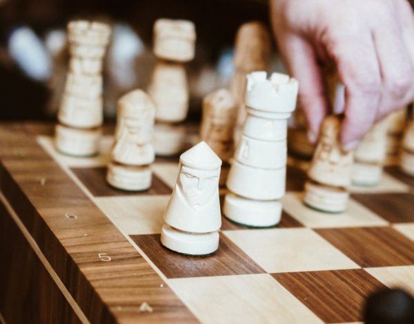 Precyzyjne detale rzeźbionych figur szachowych