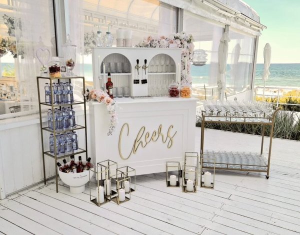 piękny barek z prosecco biały