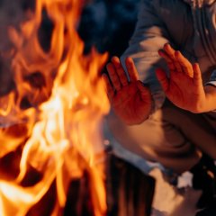 Biesiady przy ognisku z pieczeniem kiełbasek