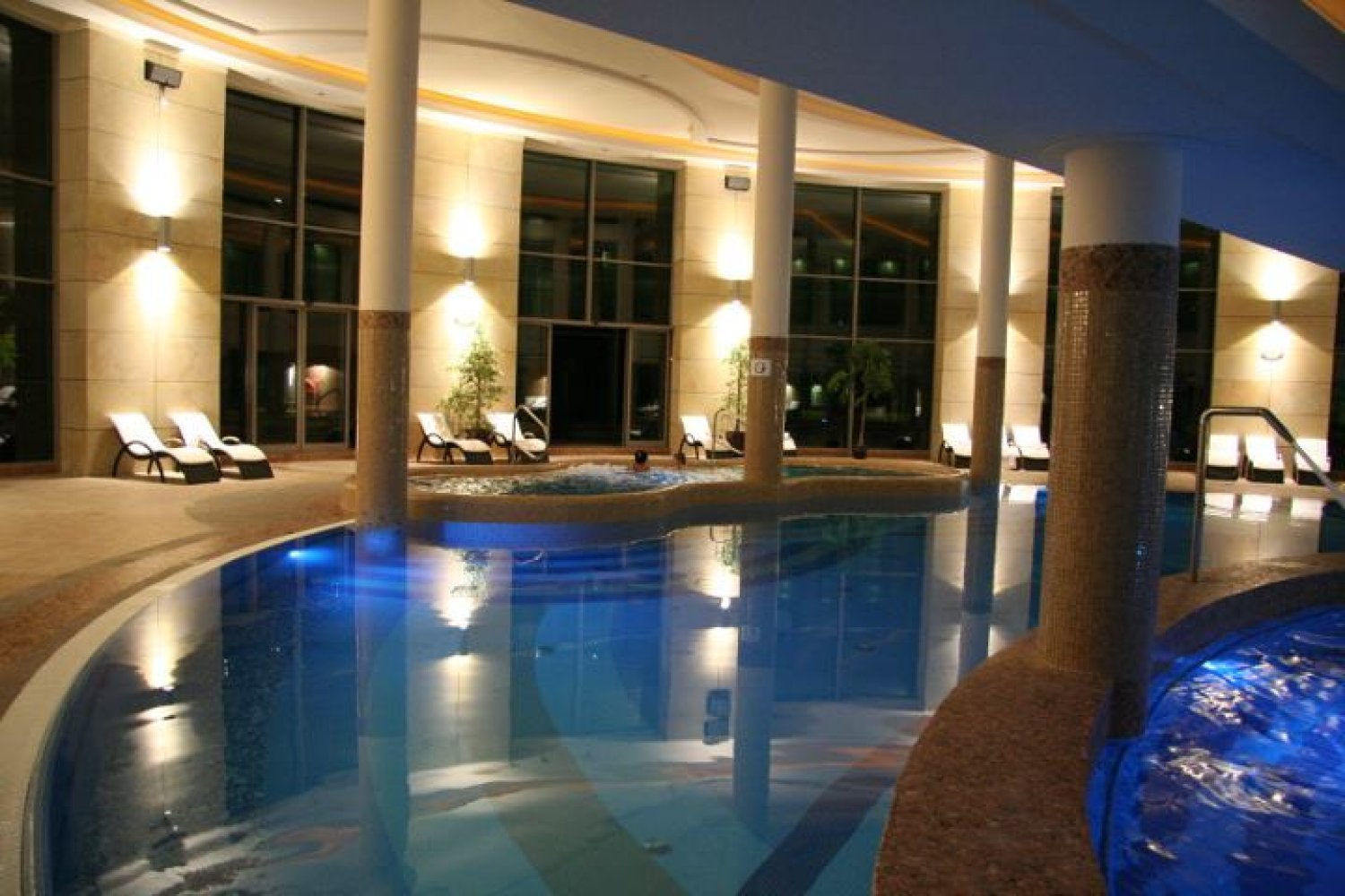 PRZEDŁUŻAMY WEEKENDOWE GODZINY OTWARCIA BASENU