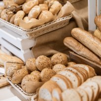 Śniadanie z codziennie świeżo wypiekanym pieczywem