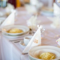 Czy można zaoszczędzić, organizując przyjęcie komunijne poza domem?