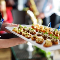 Menu andrzejkowe z cateringu: jak dobrać dania i porcje do liczby os&oacute;b?