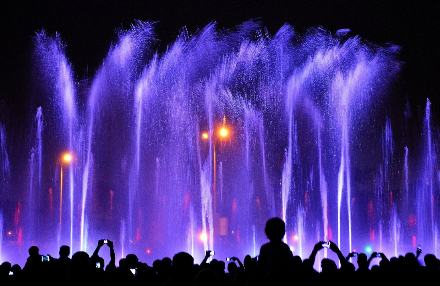 Multimedia fountain