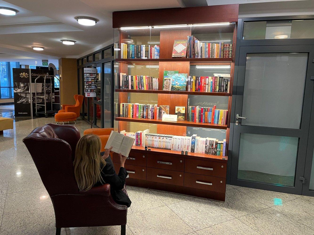 Biblioteczka hotelowa