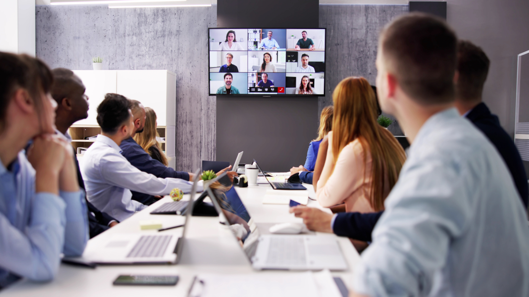 Czym są konferencje hybrydowe? Zasady organizacji