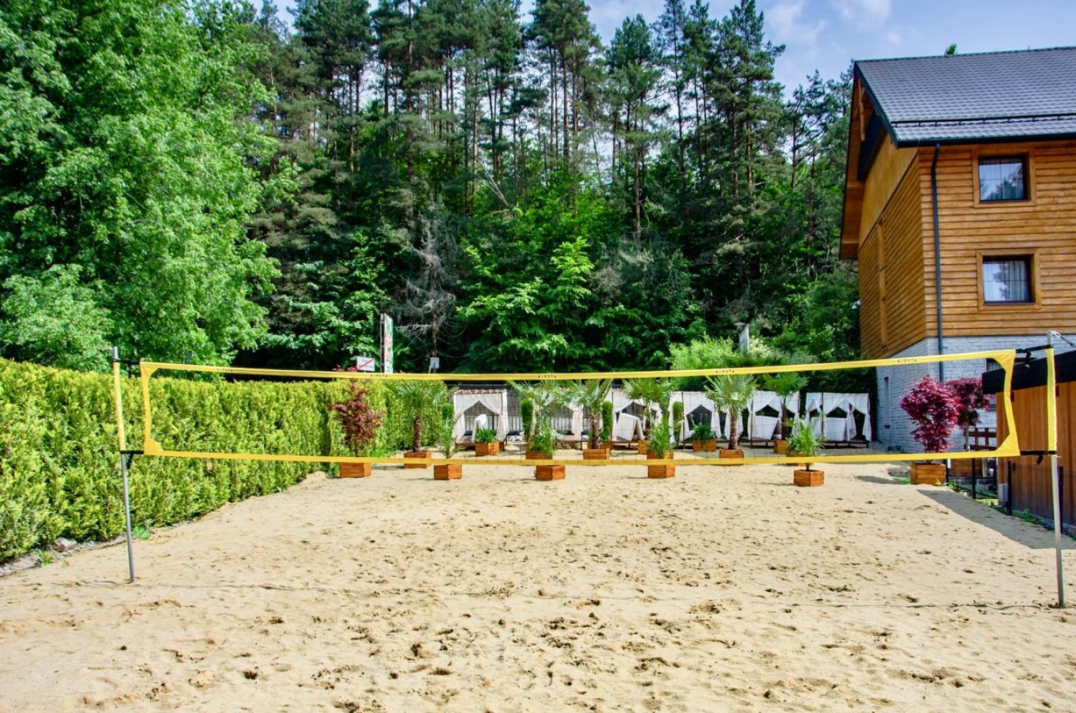 Prywatna plaża i boisko do siatkówki plażowej – relaks i aktywny wypoczynek tuż przy hotelu - otwarte sezonowo