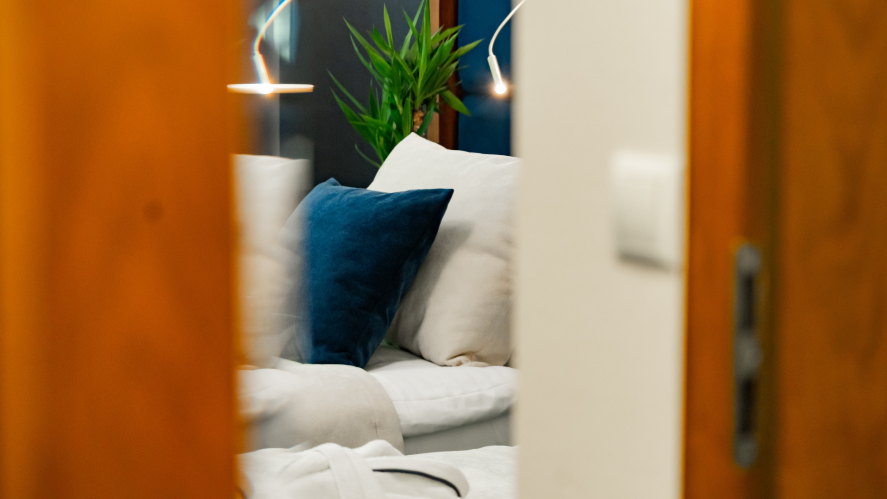 Jak zamknąć drzwi w hotelu na kartę od środka? Wyjaśniamy krok po kroku