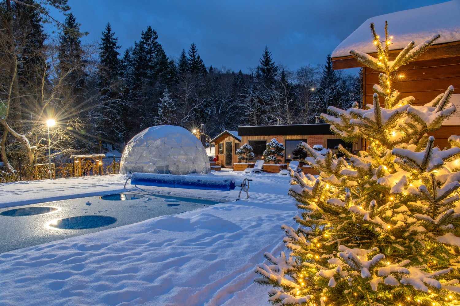 Zewnętrzna strefa relaksu i odnowy SPA - sauny fińskie i jacuzzi