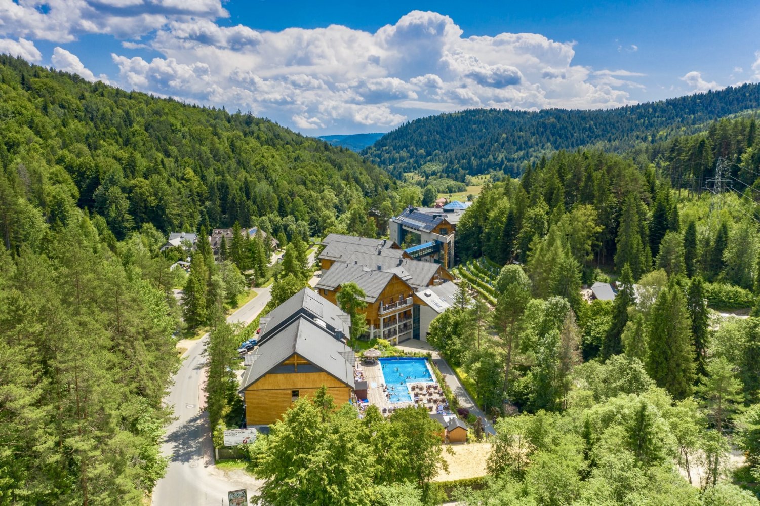 Jak korzystać z basenu w hotelu? Basenowy savoir-vivre w praktyce