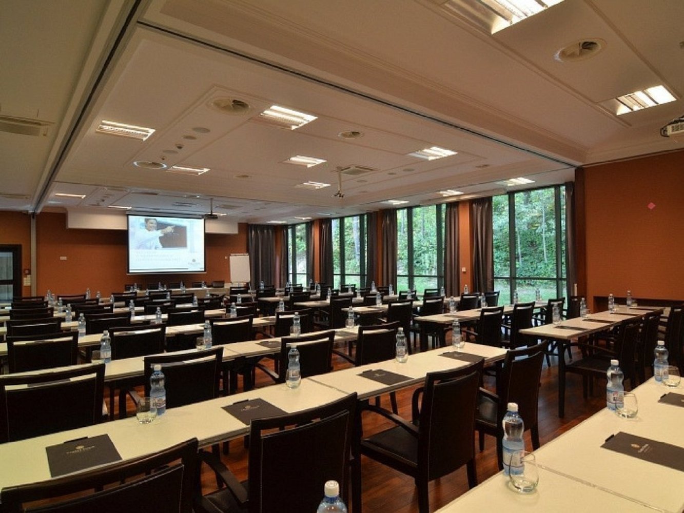 Wyposażenie sali konferencyjnej, które wpływa na sukces wydarzenia - co wziąć pod uwagę?