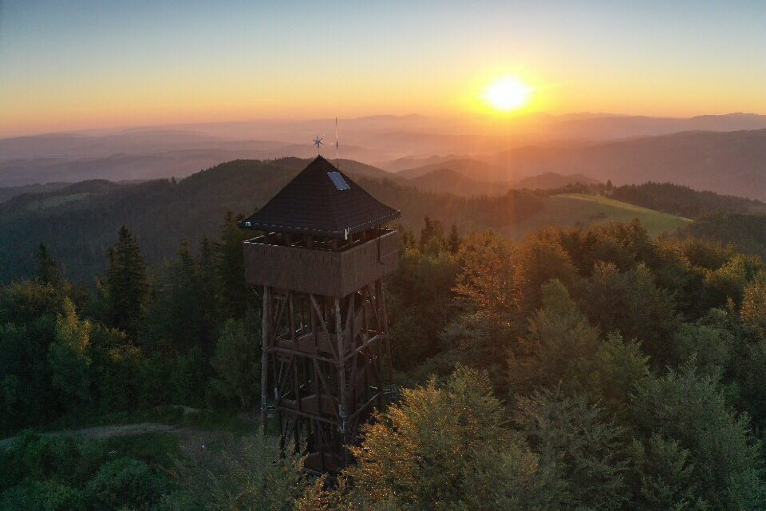 Koziarz (943 m) – szczyt w grzbiecie głównym Pasma Radziejowej w Beskidzie Sądeckim