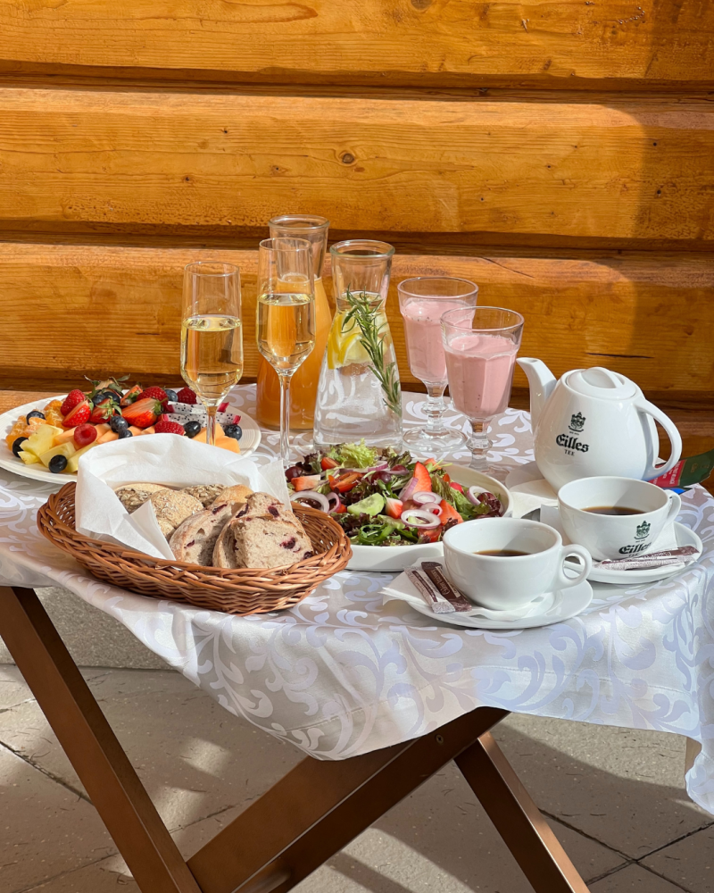 Czy można zam&oacute;wić jedzenie do hotelu? Wszystko, co warto wiedzieć