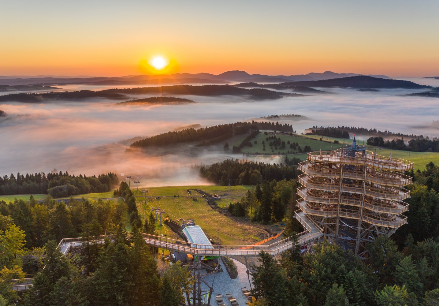 Jakie widoki oferuje wieża widokowa w Krynicy Zdrój?