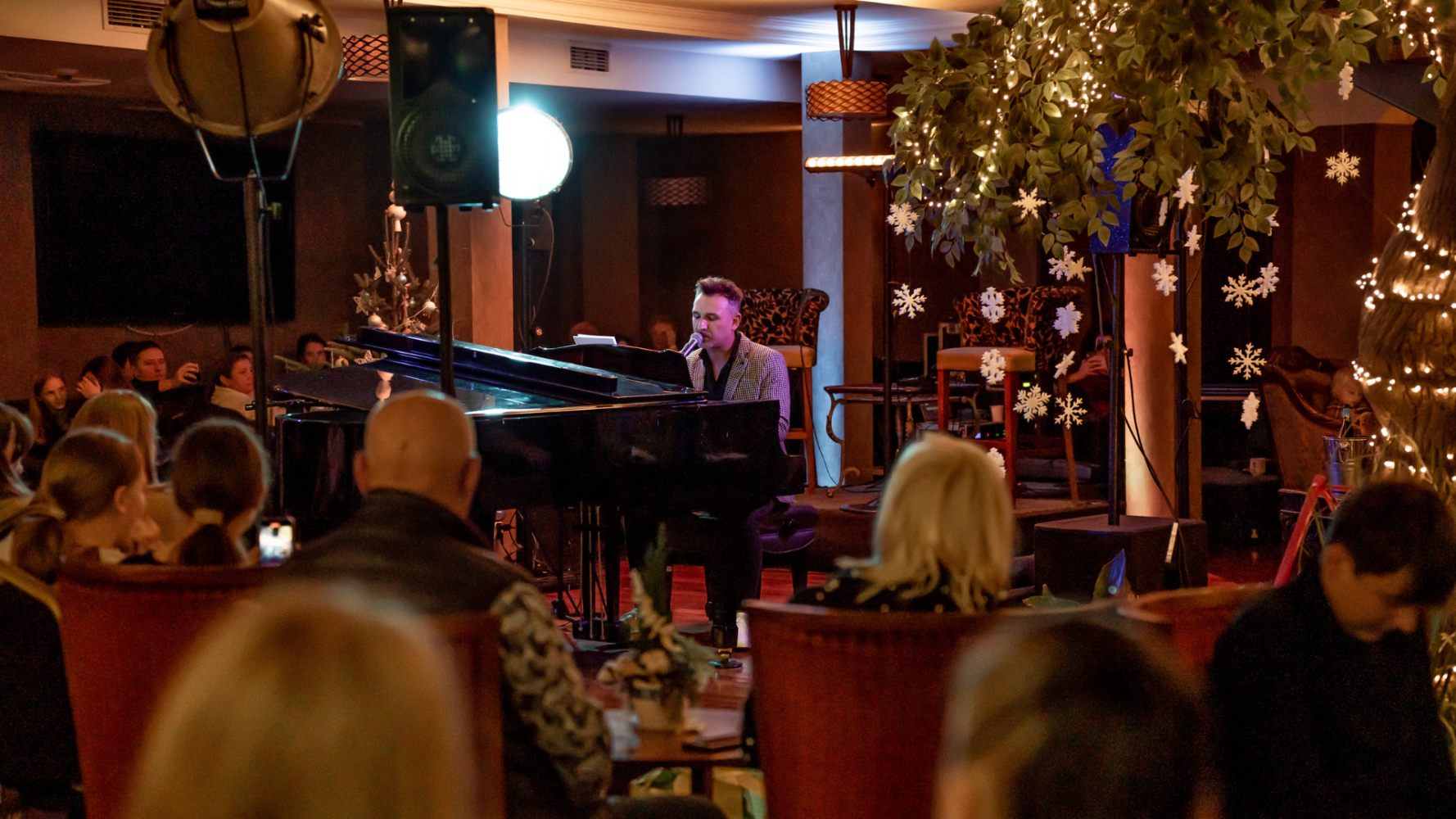 Koncert kolęd Mateusza Ziółko w lobby Hotelu Czarny Potok w Krynicy Zdrój