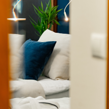 Jak zamknąć drzwi w hotelu na kartę od środka? Wyjaśniamy krok po kroku