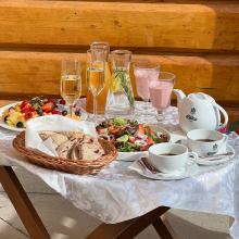 Czy można zam&oacute;wić jedzenie do hotelu? Wszystko, co warto wiedzieć