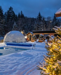 Zimowa zewnętrzna strefa relaksu i odnowy SPA