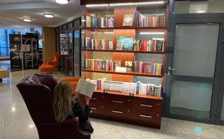 Biblioteczka hotelowa