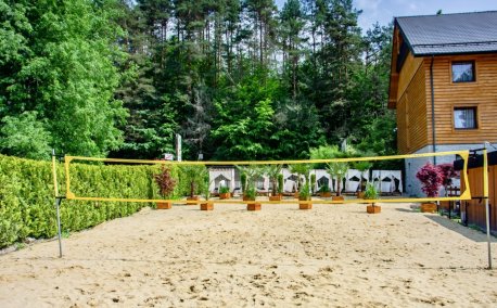 Prywatna plaża i boisko do siatkówki plażowej – relaks i aktywny wypoczynek tuż przy hotelu - otwarte sezonowo