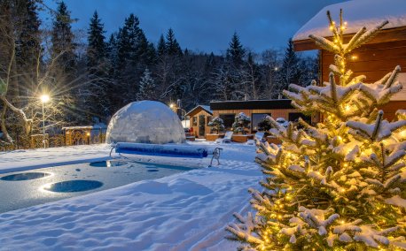 Zewnętrzna strefa relaksu i odnowy SPA - sauny fińskie i jacuzzi