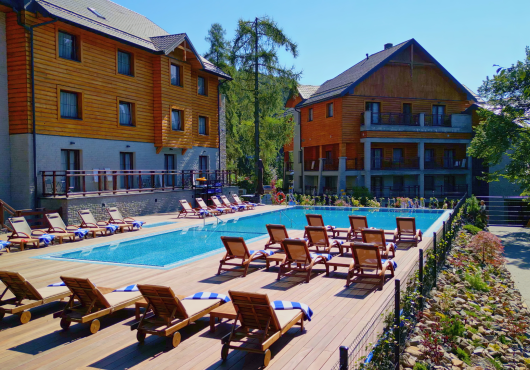 Basen zewnętrzny z podgrzewaną wodą<br>