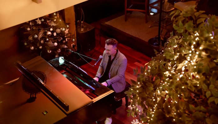 Koncert kolęd Mateusza Ziółko w lobby Hotelu Czarny Potok w Krynicy Zdrój