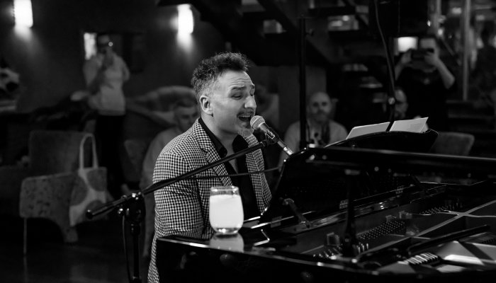 Koncert kolęd Mateusza Ziółko w lobby Hotelu Czarny Potok w Krynicy Zdrój