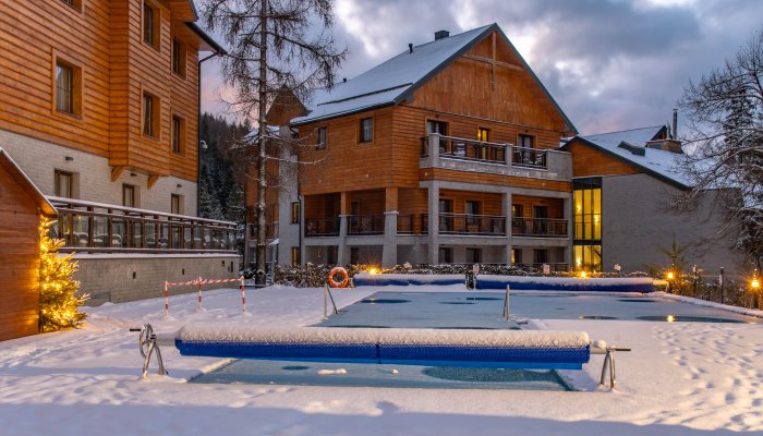 Zewnętrzna strefa SPA - sauna fińska i jacuzzi