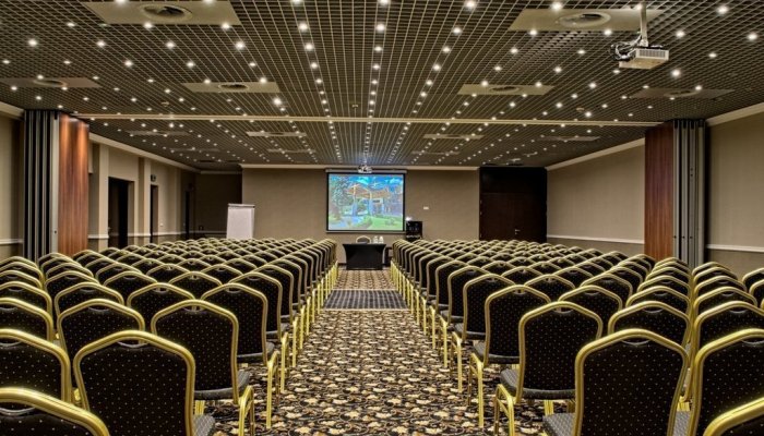Jak zorganizować konferencję biznesową w hotelu? Poradnik krok po kroku