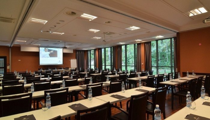 Jak zorganizować konferencję biznesową w hotelu? Poradnik krok po kroku