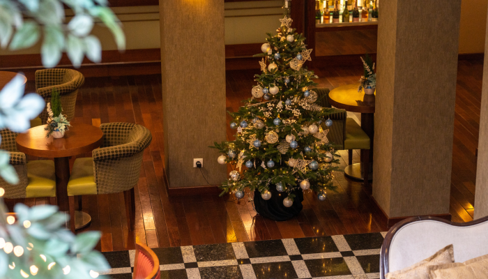 Koncert kolęd Mateusza Ziółko w lobby Hotelu Czarny Potok w Krynicy Zdrój