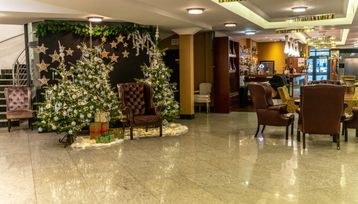 Koncert kolęd Mateusza Ziółko w lobby Hotelu Czarny Potok w Krynicy Zdrój