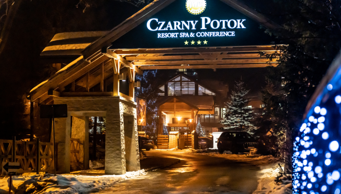 Koncert kolęd Mateusza Ziółko w lobby Hotelu Czarny Potok w Krynicy Zdrój