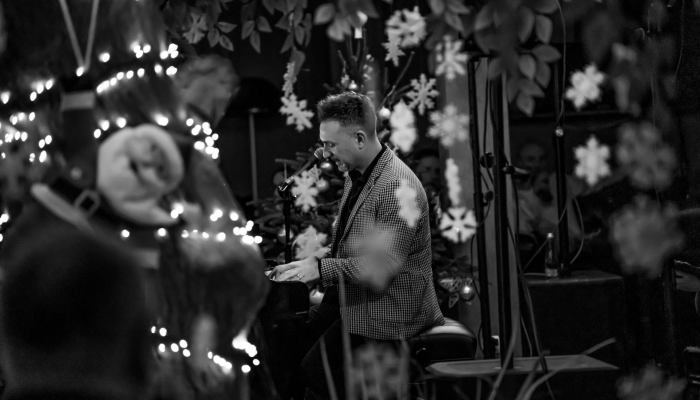 Koncert kolęd Mateusza Ziółko w lobby Hotelu Czarny Potok w Krynicy Zdrój