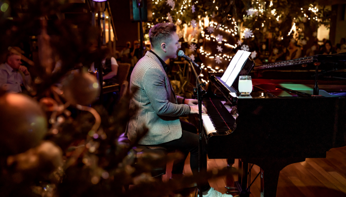 Koncert kolęd Mateusza Ziółko w lobby Hotelu Czarny Potok w Krynicy Zdrój