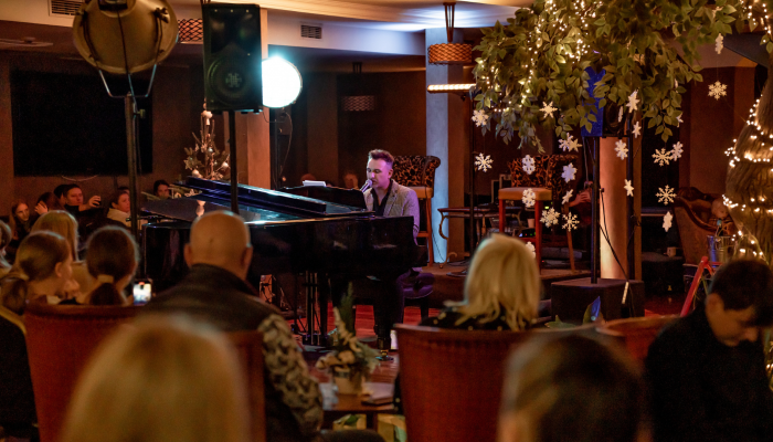 Koncert kolęd Mateusza Ziółko w lobby Hotelu Czarny Potok w Krynicy Zdrój