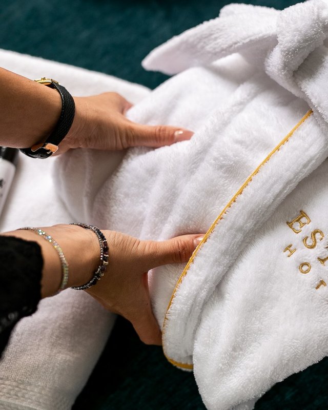 Co zyskujesz rezerwując przez naszą stronę interentową?