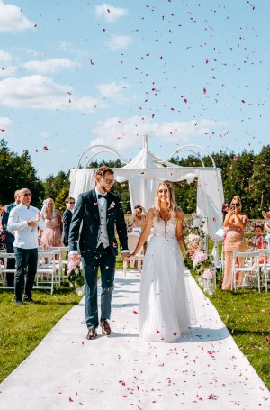 Zaślubiny w otoczeniu zieleni