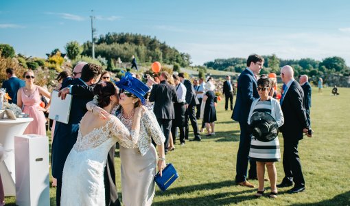 Życzenia i toast w ogrodzie