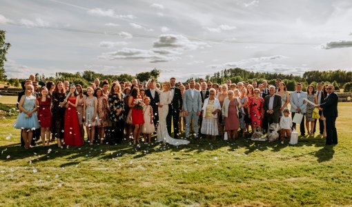 Życzenia i toast w ogrodzie