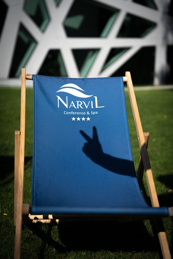 Kino pod gwiazdami w Hotelu Narvil – filmowe emocje w sercu natury
